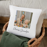 Cojín Decorativo Regalo fotográfico personalizado del abuelo<br><div class="desc">Añade calor a la silla favorita del abuelo con esta almohada de personalizado. Con una preciada foto y la dulce personalización "Abuelo de Olivia", esta almohada hace un regalo significativo para el Día del Padre, cumpleaños, o solamente para decir "te amo". Suave, elegante y sincero — es un conservador acogedor...</div>