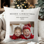Cojín Decorativo "Regalo navideño personalizado con foto<br><div class="desc">"Celebrar la temporada de fiestas con esta almohada personalizada de navidad de los cerezos, completa con espacio para una foto y un nombre personalizado. Perfecto como un regalo único y atento, esta acogedora almohada aporta un toque personal a la decoración de las vacaciones. El diseño festivo incluye un alegre saludo...</div>