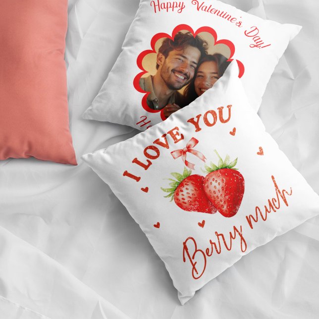 Cojín Decorativo Regalo romántico personalizado con fresas (Personalized Romantic gift with Strawberries Throw Pillow)