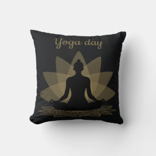 Cojín Decorativo Relajando el día del yoga, se impone semisilueta e