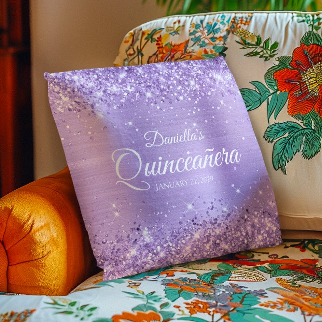 Cojín Decorativo Relieve metalizado de lavanda Purpurinoso Quinceañ (Glittery Lavender Foil Quinceañera Throw Pillow)