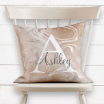 Cojín Decorativo Relieve metalizado dorado Rosa Rosa Rosa Espuma Ma<br><div class="desc">Elegante Girly Rubor Relieve metalizado dorado Rosa Rosa Rosa Mármol Monograma Nombre Pillow. Esta almohada tierna y ondulada se puede personalizar con tu nombre inicial y de pila. Puede cambiar el color del texto y el estilo de fuente para seguir personalizar del diseño. ¡Perfecto para la habitación de una chica!...</div>