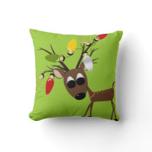 Reno con las luces del árbol de navidad