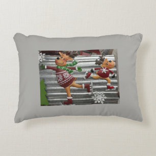 COJÍN DECORATIVO **RENOS DE PATINAJE SOBRE HIELO** NAVIDAD