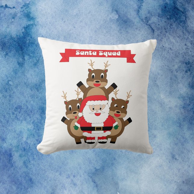 Cojín Decorativo Renos divertidos de Santa Squad (A throw pillow with a funny picture of Santa and his reindeer.  The red banner reads Santa Squad.)