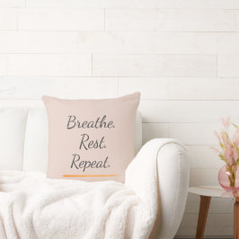 Cojín Decorativo Respira Descansa Repite Tipografía Rosa Elegante