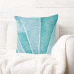Cojín Decorativo Resumen de la playa tropical costera de Shell mari<br><div class="desc">La elegante almohada costera de algodón arroja presenta un diseño abstracto de cascarón de color azul océano y turquesa tropical. Perfecto para una casa de playa,  alquiler de vacaciones y decoración de casa náutica.</div>