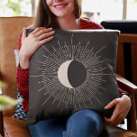 Cojín Decorativo Resumen del eclipse de luna<br><div class="desc">Resumen y misteriosa luna reventó el diseño contemporáneo en un fondo oscuro.</div>