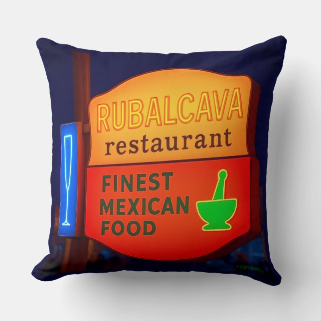 COJÍN DECORATIVO RETAURANTE RUBALCAVA - MANO DE 20X20 PULGADAS. (Anverso)