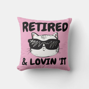 COJÍN DECORATIVO RETIREMENT CAT PILLOW, RETIRADO Y LOVIN' IT