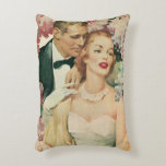 Cojín Decorativo Retrato de boda vintage, novia retro y novio<br><div class="desc">Imagen boda de amor y romance de ilustracion vintage con un retrato floral con una novia en el vestido de su boda y el novio en su esmoquin rodeado de flores rosas y blancas.</div>