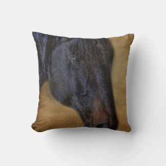 Cojín Decorativo Retrato de caballo negro sobre el efecto pergamino