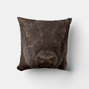 Cojín Decorativo Retrato de un toro bisonte bajo la lluvia