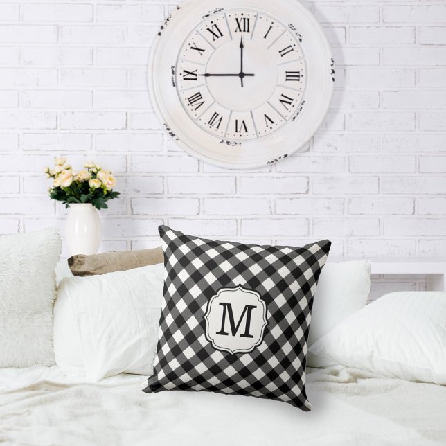 Cojín Decorativo Retro Elegant Personalized Gingham Throw Pillows (Retro elegant black and white gingham check pillow)