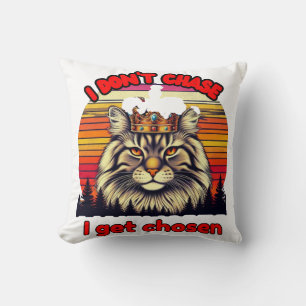 Cojín Decorativo Retro sunset cat with crown: I don't chase, I'm ch