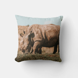 COJÍN DECORATIVO RHINO EN ÁFRICA GRAZANDO