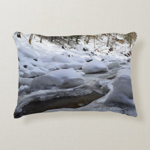 Cojín Decorativo Río de Montaña Invernal – Naturaleza Salvaje Ruman