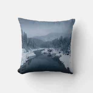 COJÍN DECORATIVO RÍO RODEADO DE CAMPO CUBIERTO DE NIEVE CON PINO T