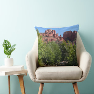 Cojín Decorativo Roca de la Catedral y arroyo en Sedona Arizona