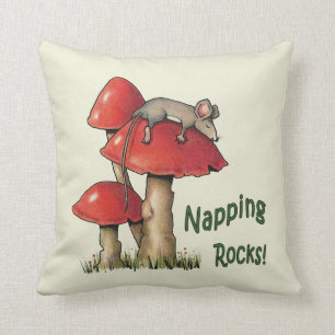 Cojín Decorativo ¡Rocas Napping! Ratón que duerme en Toadstool
