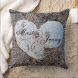Cojín Decorativo Rock con forma de corazón en arena Personaliza fec<br><div class="desc">Un bonito diseño romántico, natural, con piedras en forma de corazón, parcialmente incrustadas en la arena granular fina de una playa, colores cálidos y neutros, nombre de novia y novio con escritura sobre la forma del corazón, gran lámpara decorativa y sombra que une los dos nombres. Personalice los 2 nombres...</div>