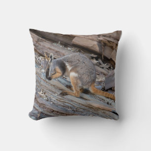 Cojín Decorativo Rock-wallaby de pie amarillo raro con Joey
