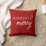Cojín Decorativo Rojo casado y morado Nuestra primera Navidad recié<br><div class="desc">Celebra tu primera Navidad juntos como recién casados con nuestro Personalizado Pillow, "Rojo Casado y Feliz Nuestra Primera Navidad". Esta almohada festiva y personalizada le da un toque acogedor a su decoración de vacaciones y hace que sea un placer memorable. Personalizado Recién Acordado Keepsake: Personaliza esta almohada con tus nombres...</div>