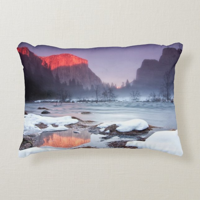 Cojín Decorativo Rojo de Omega (Anverso)