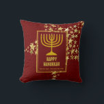 Cojín Decorativo Rojo | FELIZ HANUKKAH con | Menorah<br><div class="desc">Elegante almohada festiva con falsas estrellas de oro y menorah. LAS BENDICIONES DE VACACIONES aparecen en un sutil patrón de fondo. El texto del marcador de posición es personalizable para que puedas cambiar HAPPY HANUKKAH a un saludo de tu propia elección (texto de longitud similar) o en tu propio idioma,...</div>