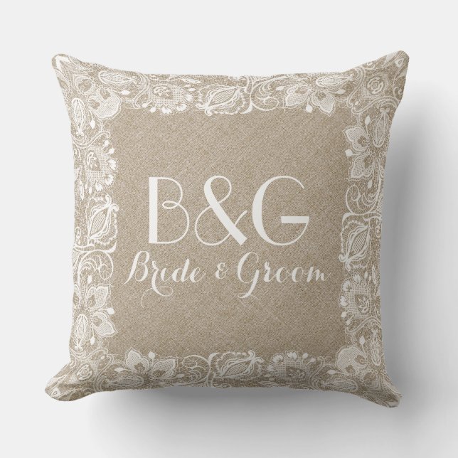 Cojín Decorativo Ropa Beige Monogramada Y Marco De Encaje Blanco (Anverso)