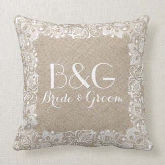 Cojín Decorativo Ropa Beige Monogramada Y Marco De Encaje Blanco