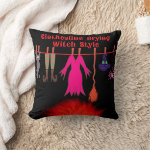 Cojín Decorativo Ropa de bruja caprichosa en tendedero Arte gráfico