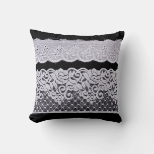 Cojín Decorativo Ropa Ornamental blanca aislada sobre fondo negro