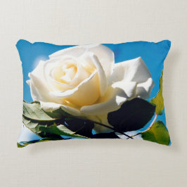 Cojín Decorativo Rosa blanca bajo cielo azul