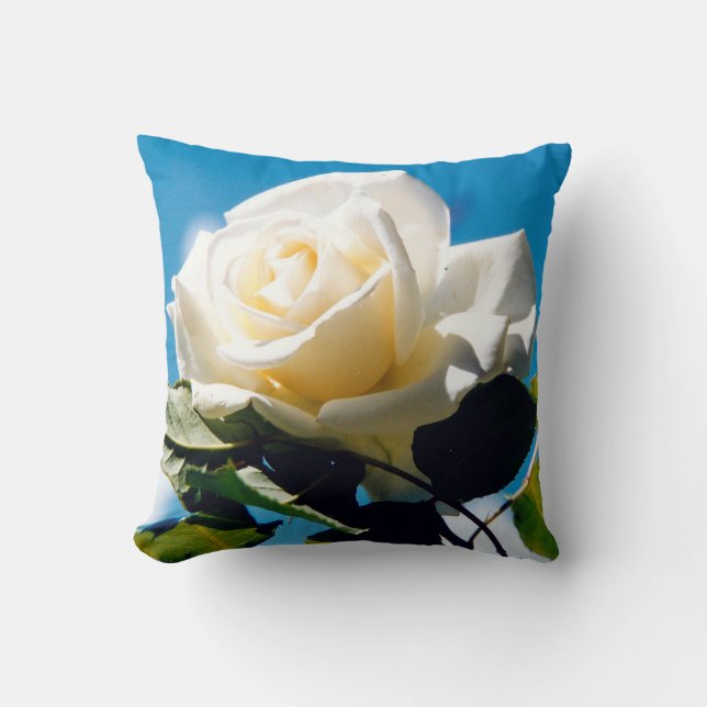 Cojín Decorativo Rosa blanca bajo cielo azul (Anverso)