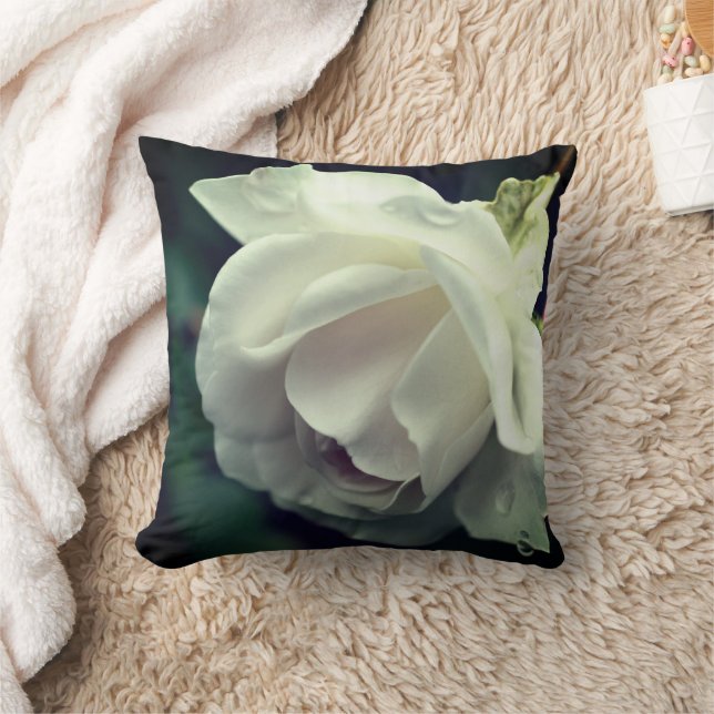 Cojín Decorativo Rosa Blanca Con Lluvia Floral (Manta)