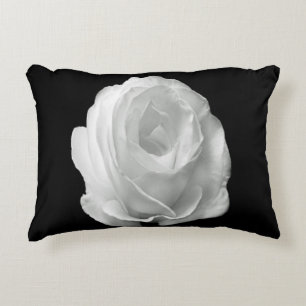 Cojín Decorativo rosa blanco sobre el fondo negro