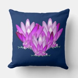 Cojín Decorativo Rosa con flores de Lotus sobre fondo azul marino