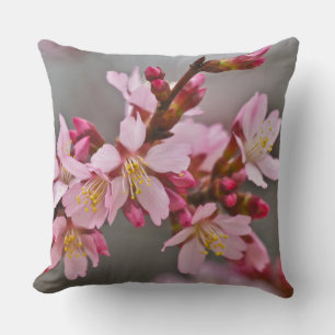 Cojín Decorativo Rosa Contra Un Cielo Gris Flor De Cerezo Japonesa