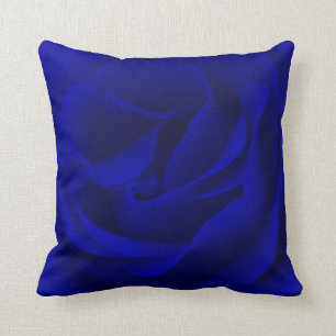 Cojín Decorativo Rosa de los azules marinos magnificado
