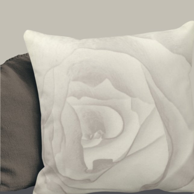 Cojín Decorativo Rosa de macro artístico | Crema y taupe (Subido por el creador)