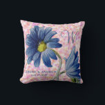 Cojín Decorativo Rosa de margarita azul romántico Monograma Boda in<br><div class="desc">Personalizar esta almohada color rosa pastel azul margarita boda monograma para una ducha nupcial,  regalo de boda,  o taco.</div>
