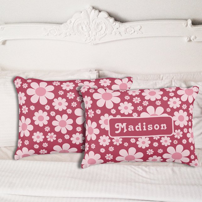 Cojín Decorativo Rosa floral personalizada Retro 70 (Retro 70s vintage pink daisy pattern and groovy typography personalized pillow)
