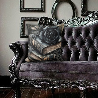 Cojín Decorativo Rosa negra gótica en pila de libros