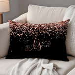 Cojín Decorativo Rosa Oro Rubor Purpurina rosa Glam Monograma Nombr<br><div class="desc">Purpurina Glam Rosa Oro Elegante Monograma Acento Pillow. Personaliza fácilmente este diseño de almohadas de acento de moda a la moda con un elegante purpurina brillante de oro rosa sobre un fondo negro. El diseño incluye su monograma manuscrito con remolques de bonito y su nombre.</div>