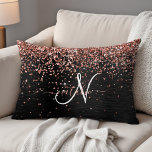 Cojín Decorativo Rosa personalizado Purpurina de oro Monograma de e<br><div class="desc">Personalice fácilmente este elegante diseño de almohadas de acento con un purpurina rosa de oro brillante sobre un fondo metálico negro cepillado.</div>
