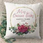 Cojín Decorativo Rosa Roja y Personalizado Eucalyptus Mis Quince An<br><div class="desc">La almohada de Rosa Roja y Eucalyptus Quinceanera, con letras de Mis Quince Años en elegante caligrafía. El diseño presenta flores de rosa, hojas de eucalipto y vegetación. La disposición floral se sitúa en un marco de círculo geométrico dorado. Si desea hacer coincidir los productos, por favor, navegue por mi...</div>