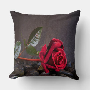 Cojín Decorativo Rosa Sobre Las Rocas