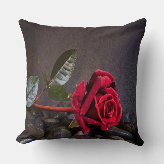 Cojín Decorativo Rosa Sobre Las Rocas (Anverso)