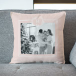 Cojín Decorativo Rosa y blanco moderno | Foto familiar | Inicial<br><div class="desc">esta moderna foto familiar en rosa y blanco exuda una sensación de unión,  amor y estilo contemporáneo. Capta un momento de alegría y unidad,  mostrando la belleza de la familia y su conexión armoniosa.</div>